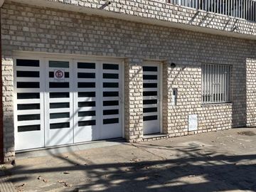 Bvd Avellaneda. Casa en 2 plantas con Garage.