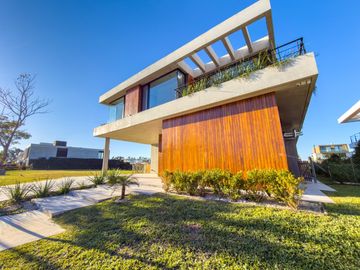 VENTA CASA 7 AMB. EN EL YACHT CON AMARRA PROPIA