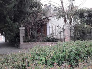 Villa Luzuriaga, Casa a refaccionar, lote 10x20m, 3 amb....