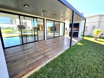 Casa en Alquiler de 5 ambientes en Barrio El Molino,...