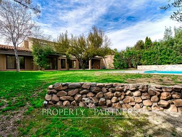 Casa provenzal con quincho y piscina en Casas de...
