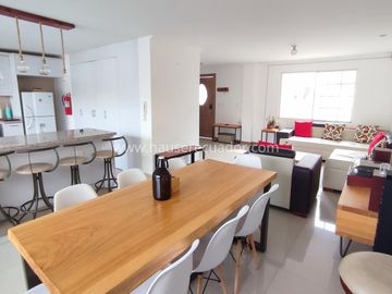 Parque, jardín y una casa no adosada en venta.  Una...