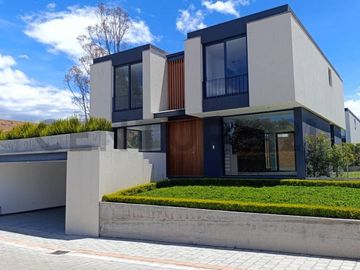 CASA 3 DORMITORIOS POR ESTRENAR EN TUMBACO 286 M²