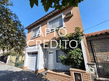 Casa  de 3 dormitorios y cochera en Banfield Oeste...