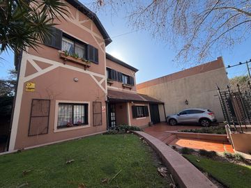 HERMOSO CHALET SOBRE LOTE DE 17.32X58