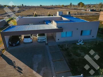 VENTA CASA 3 DORMI   QUINCHO CON PARRILLA Y PILETA - B°...