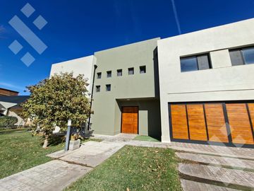 Venta casa Bº Comahue Golf Club