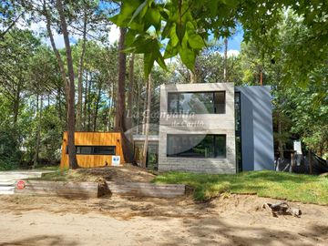 VENTA / Excelente casa estilo moderno sobre calle Leñatero