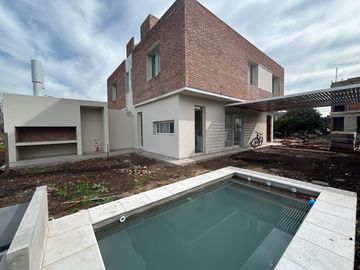 VENTA | LÚMINA FUNES – Casas Dúplex de 3 Dormitorios con...