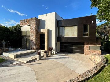 Espectacular Casa de Categoría con pileta en pleno...