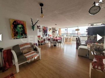 SE VENDE.  VENDO AMPLIO APARTAMENTO EN LOS COLORES