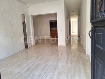 SE RENTA CASA PRIMER PISO EN LAURELES