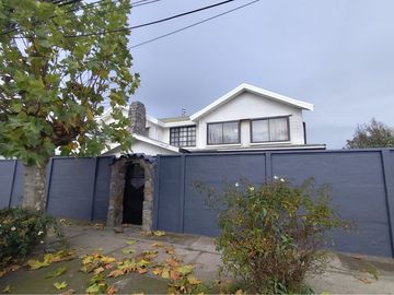 "Casa grande para uso comercial en Coronel: