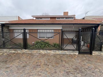 Casa en alquiler 4 ambientes en Adrogue