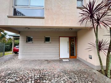 Casa venta Fincas de Iraola I 5 ambientes Permuta