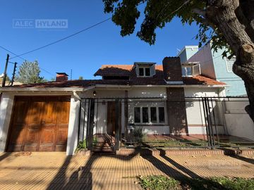 Casa en venta con dormitorio ppal en planta baja, en...