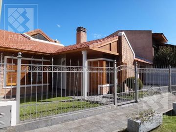 Casa venta Santa Genoveva, 3 dormitorios, 4 baños,...
