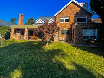 Hermosa casa de 4 dormitorios en amplio terreno con...