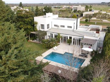 Casa en  Prados de la Adelina (CLUB DE CAMPO)