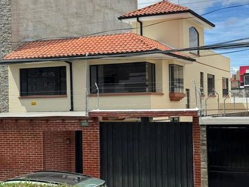DEB CASA EN VENTA SECTOR EMBAJADA AMERICANA $230000