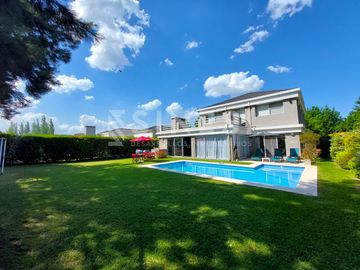 Casa 6 ambientes - 350m2 cubiertos - Los Jazmines -...