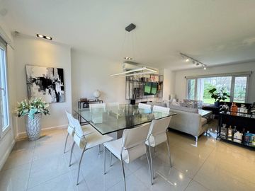 VENTA: casa de tres dormitorios, galería con parrillero...