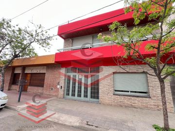 EN VENTA CASA EN ZONA CENTRO DE COSQUIN APTA COMERCIAL...