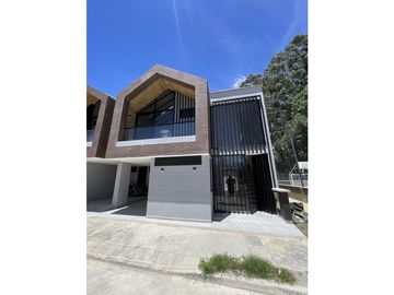 CASA EN UNIDAD CERRADA EN LA CEJA