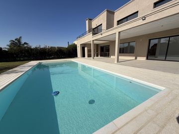 Casa en Venta, 6 Ambientes, en Barrio El Molino, Haras...