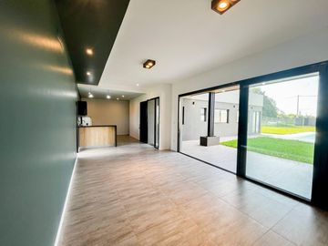 Moderna casa en venta tres dormitorios, apta crédito !!