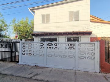 Arriendo de casa de 3 dormitorios, en La Cruz.  $400.000
