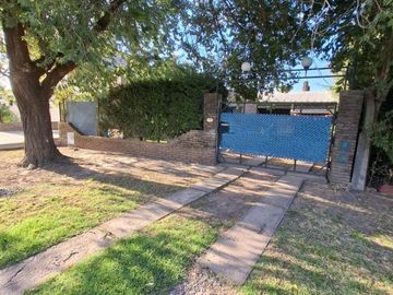 Casa en venta c/ cochera en Funes