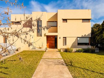 Alquiler AMOBLADO | CASA A LA LAGUNA | 5 AMBIENTES...