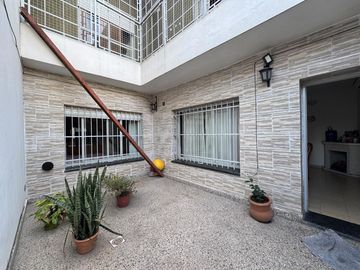 VENTA CASA DE PASILLO UNICO,4 DORMITORIOS, NO PH EN PJE....