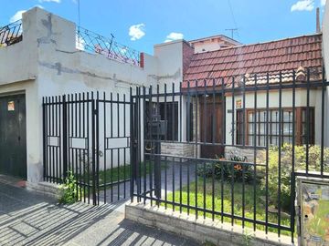 Venta - Casa de 3 ambientes con garage y terraza