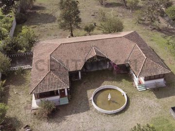 QUINTA CON 1 HECTÁRE DE TERRENO GUAYLLABAMBA CENTRO