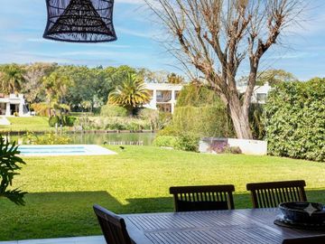 Casa en venta con costa a la laguna, 4 suites, 1 en p.b,...