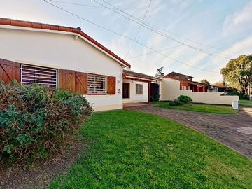 Vende Casa 4 dormitorios, Pileta, Quincho y Jardín en...