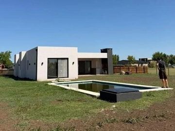 Casa en venta con 3 dormitorios y 3 baños | Área 1 |...