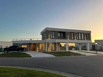 Casa en venta en rotonda con vista a la laguna | Área...