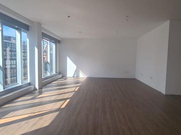 Oficina a Estrenar en piso alto con Piso Colocado lista...
