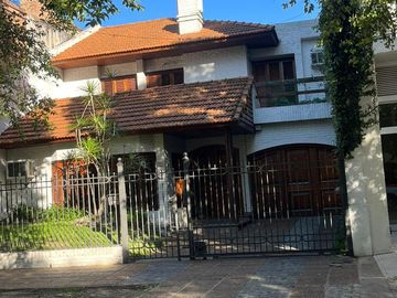 GRAN CASA EN EL CORAZON DEL PARQUE