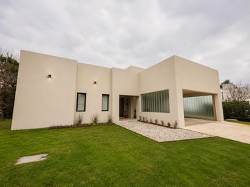 VENTA: Casa en construcción en La Rinconada con vista al...