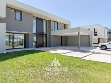 Casa 5 amb con piscina A ESTRENAR en Barrio Privado...