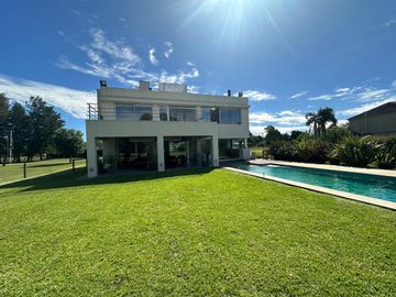 CASA EN VENTA 6 AMB C/ PILETA CLIMATIZADA - AL GOLF -...