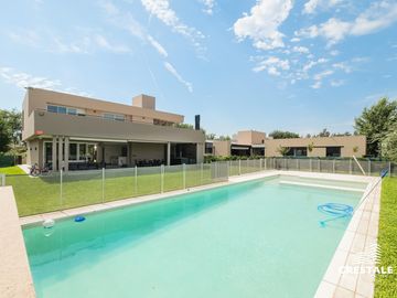 Venta - Casa 4 dormitorios en barrio cerrado - Aguadas,...