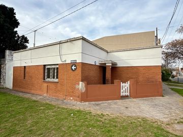 Casa dos dormitorios excelente estado, patio y terraza...