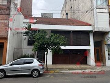 Casa en  excelente estado en pleno centro de la ciudad...