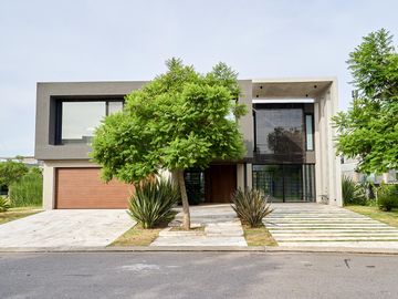 Espectacular Casa en Venta - Yatch Nordelta - 4 suites -...