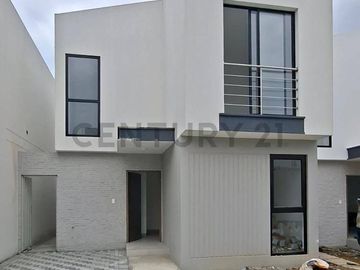 Venta Casa de Estreno en Urb. Narcisa Club Autop....